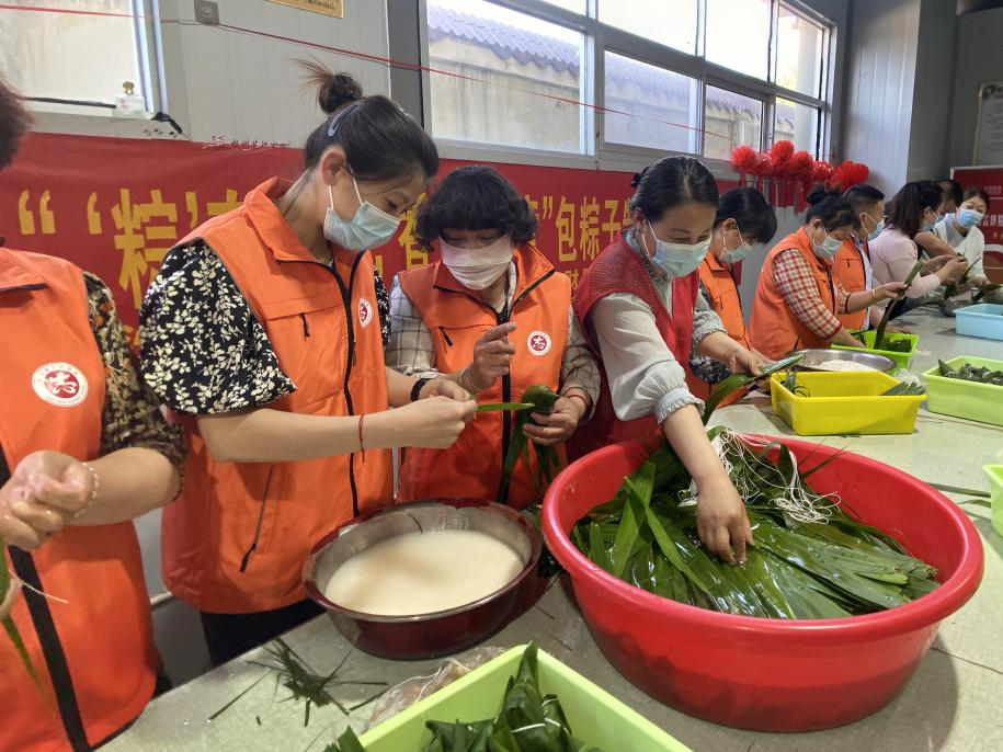 青口供電所黨支部聯(lián)合生產(chǎn)生活服務(wù)中心分會(huì)、黃沙坨社區(qū)，共同舉辦“悠悠艾草香 濃濃端午情”系列活動(dòng)。.png